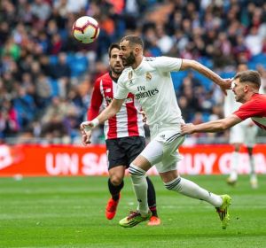 Benzema se lleva un balón ante Yuri y Beñat Benzema se lleva un balón ante Yuri y Beñat
