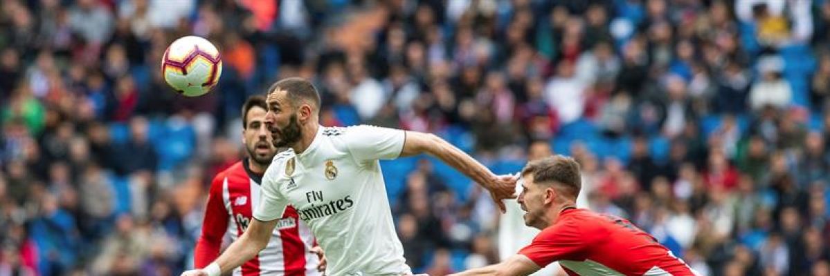 Benzema se lleva un balón ante Yuri y Beñat Benzema se lleva un balón ante Yuri y Beñat