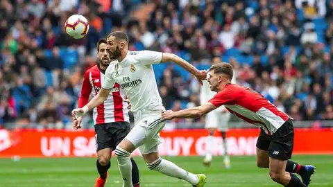 Benzema se lleva un balón ante Yuri y Beñat Benzema se lleva un balón ante Yuri y Beñat