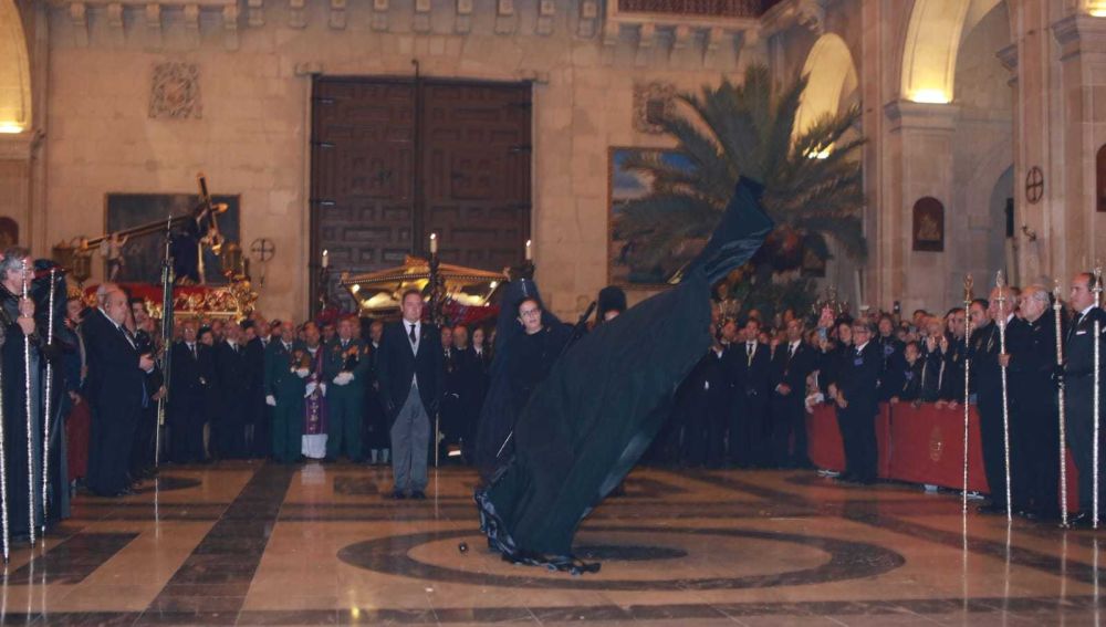Trencà del Guió de la Semana Santa de Elche de 2019 en la basílica de Santa María.
