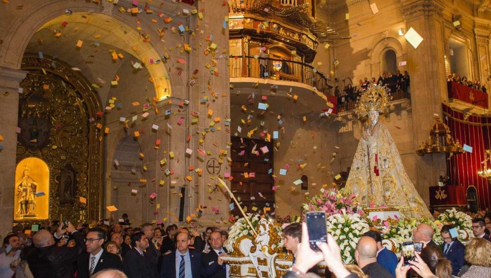 Virgen de la Asunción en el interior de la basílica de Santa María de Elche.