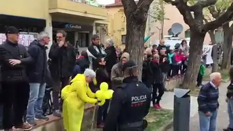 Arrimadas, abucheada a su llegada al pueblo de Bassa Arrimadas, abucheada a su llegada al pueblo de Bassa
