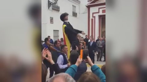 Mu&ntilde;eco representando a Puigdemont en Coripe, Sevilla