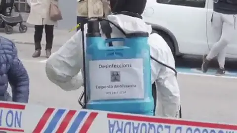 Tiran lejía en la calle por la que ha pasado Arrimadas en Torroella de Montgrí Tiran lejía en la calle por la que ha pasado Arrimadas en Torroella de Montgrí