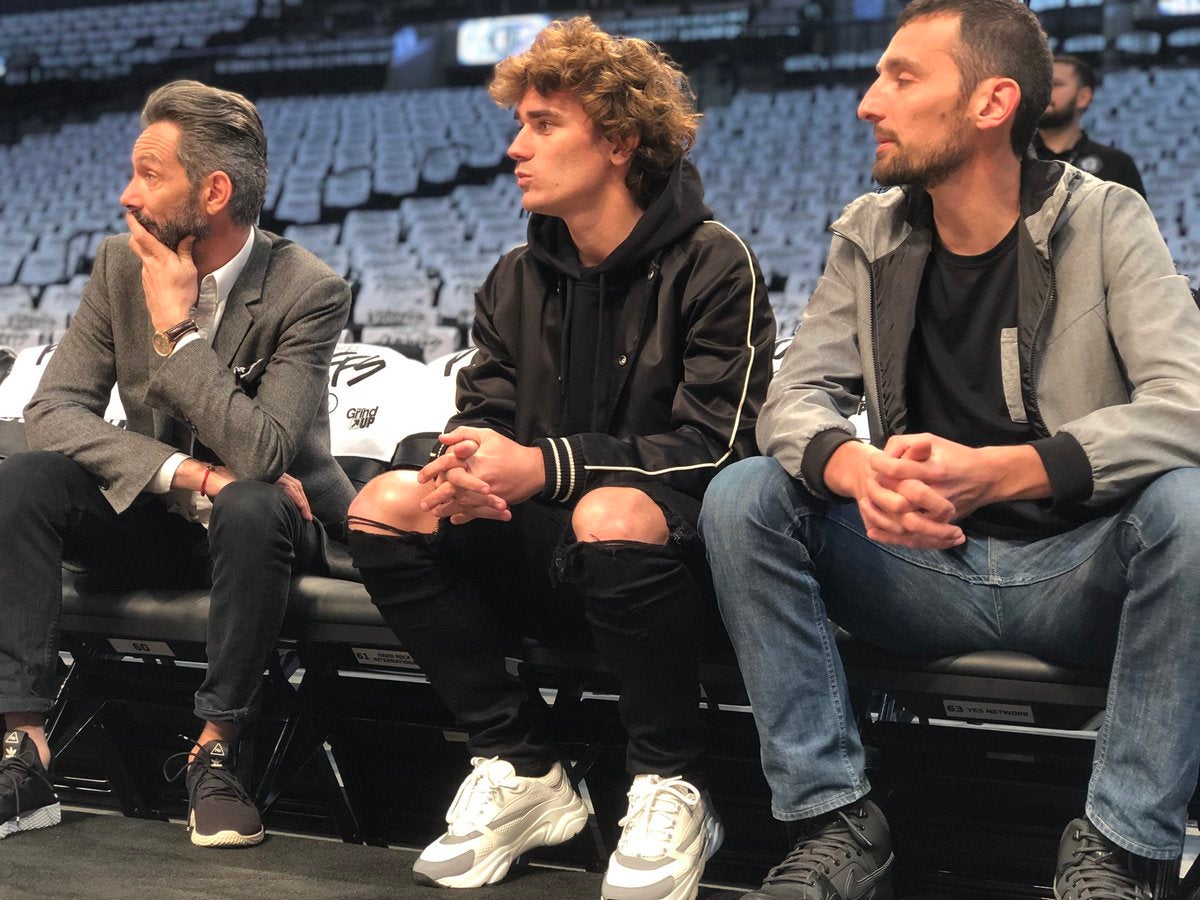 Griezmann disfrutó en Brooklyn del Nets vs Sixers mientras el Atlético jugaba en Ipurua Griezmann disfrutó en Brooklyn del Nets vs Sixers mientras el Atlético jugaba en Ipurua