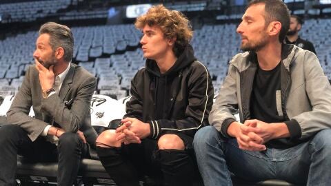 Griezmann, viendo un partido de NBA