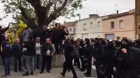 Varios vecinos gritan "fuera fascistas" a la llegada de Arrimadas Varios vecinos gritan "fuera fascistas" a la llegada de Arrimadas