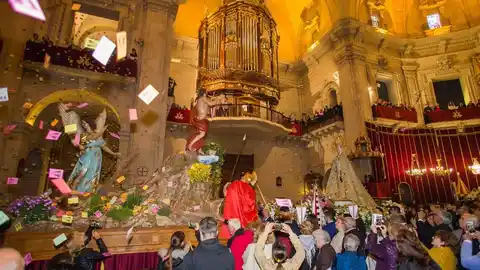 Encuentro del Cristo Resucitado y la Virgen de la Asunción en el interior de Santa María. Encuentro del Cristo Resucitado y la Virgen de la Asunción en el interior de Santa María.