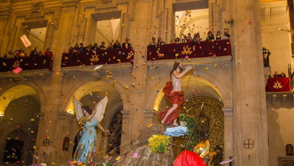 Cristo Resucitado en el interior de la basílica de Santa María de Elche.