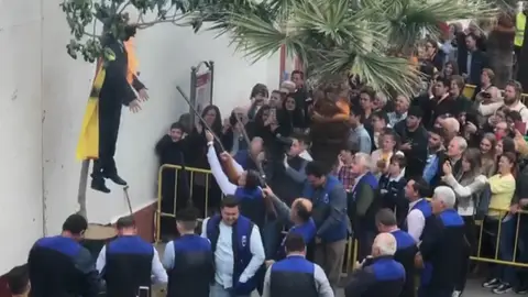 Disparan y queman un muñeco de Carles Puigdemont en Coripe, Sevilla Disparan y queman un muñeco de Carles Puigdemont en Coripe, Sevilla