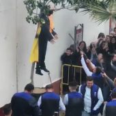 Disparan y queman un muñeco de Carles Puigdemont en Coripe, Sevilla