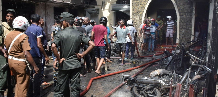 Sri Lanka sufre una cadena de atentados contra iglesias y hoteles de lujo. Sri Lanka sufre una cadena de atentados contra iglesias y hoteles de lujo.