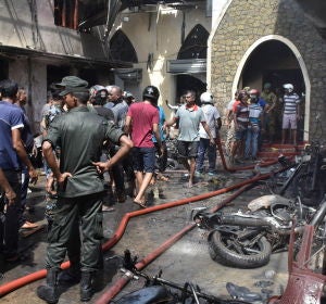 Sri Lanka sufre una cadena de atentados contra iglesias y hoteles de lujo. Sri Lanka sufre una cadena de atentados contra iglesias y hoteles de lujo.