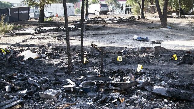 Un incendio arrasa un campamento de inmigrantes en Palos de la Frontera Un incendio arrasa un campamento de inmigrantes en Palos de la Frontera