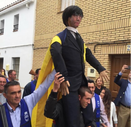Fusilan y Queman una figura de Judas que representa a Puigdemont en Coripe, Sevilla Fusilan y Queman una figura de Judas que representa a Puigdemont en Coripe, Sevilla