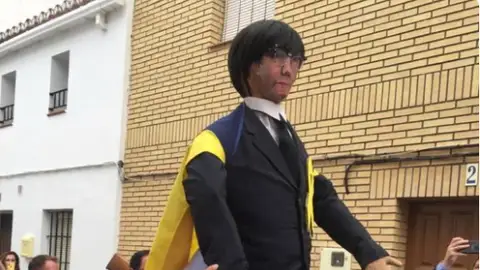 Queman una figura de Puigdemont en la fiesta de la Quema del Judas de Coripe, Sevilla Queman una figura de Puigdemont en la fiesta de la Quema del Judas de Coripe, Sevilla