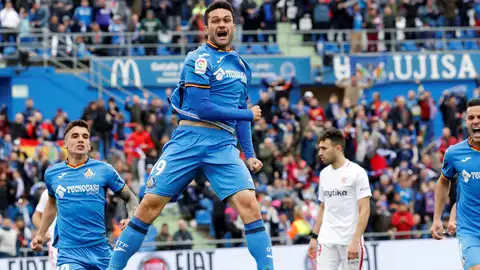 Jorge Molina celebra un gol ante el Sevilla en el Coliseum Jorge Molina celebra un gol ante el Sevilla en el Coliseum