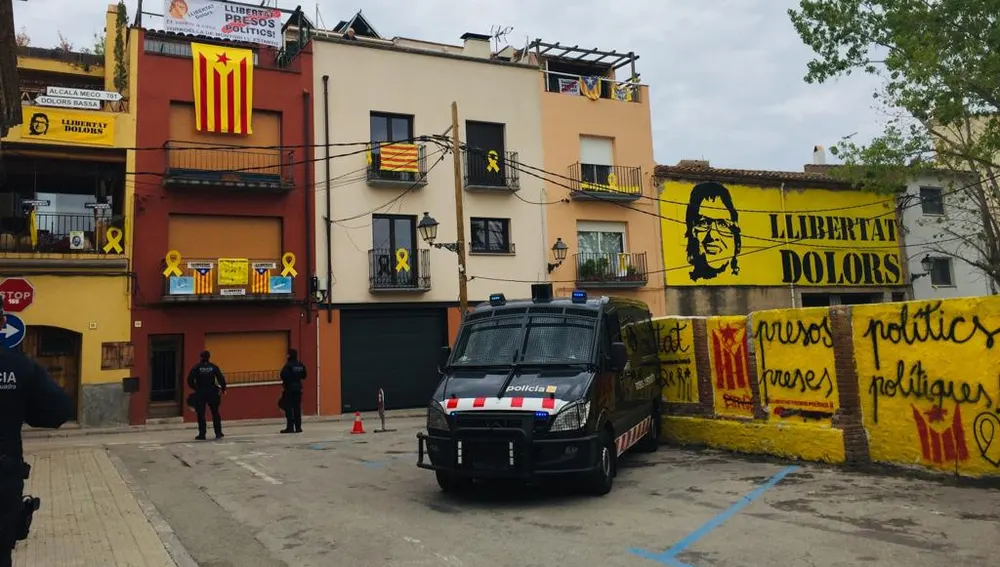 Lazos amarillos, esteladas y pintadas de &quot;libertat Dolors&quot; en la localidad de Torroella de Montgrí