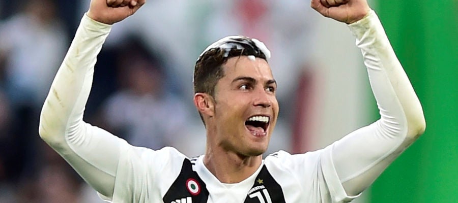 Cristiano Ronaldo celebrando el título de liga Cristiano Ronaldo celebrando el título de liga