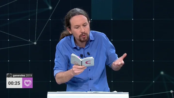 Pablo Iglesias se apoya en la Constituci&oacute;n para defenderse en el debate