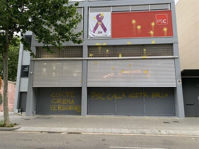 La sede del PSC amanece con pintadas amarillas y referencias a la quema de un muñeco de Puigdemont en Coripe La sede del PSC amanece con pintadas amarillas y referencias a la quema de un muñeco de Puigdemont en Coripe