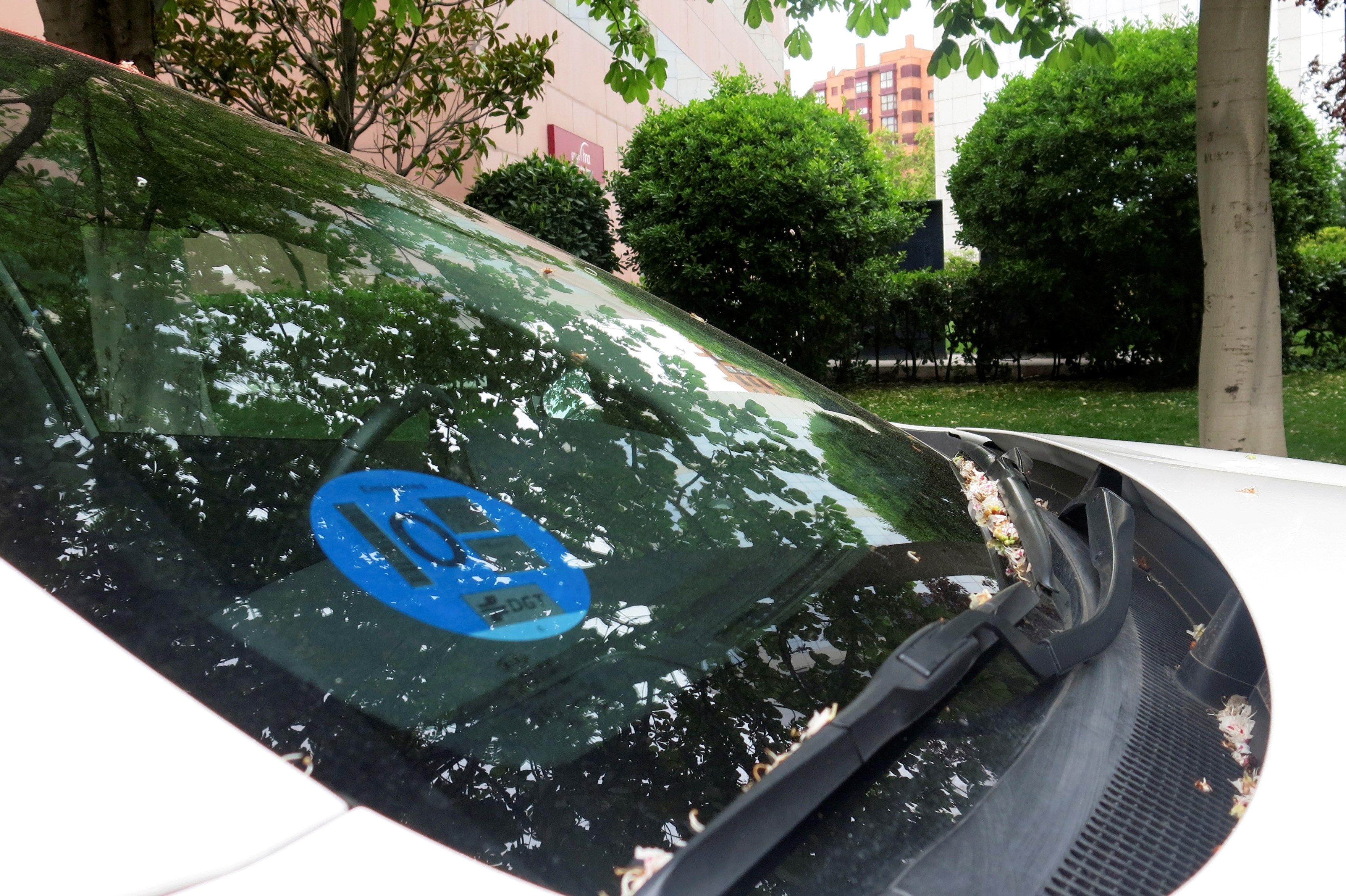 A partir de este miércoles es obligatorio circular con la pegatina del distintivo ambiental en Madrid A partir de este miércoles es obligatorio circular con la pegatina del distintivo ambiental en Madrid