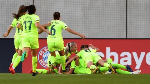 Las jugadoras del FC Barcelona celebran el gol ante el Bayern
