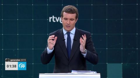 Sánchez pide un "detector de verdades" para debatir con Casado y Rivera