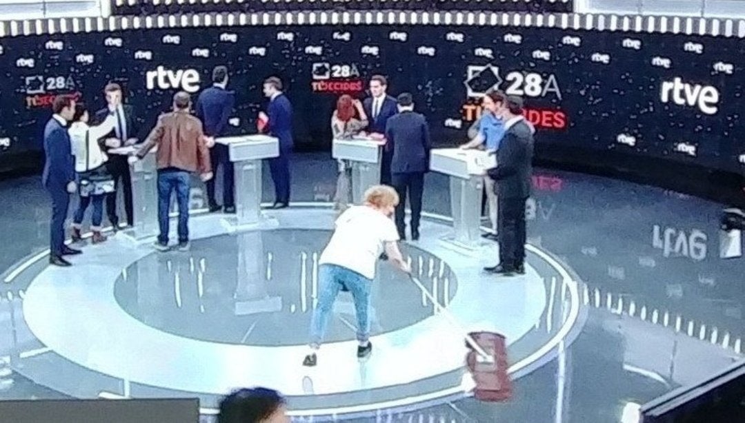 Mesa de redacción: La mujer de la mopa del debate en TVE no era lo que parecía Mesa de redacción: La mujer de la mopa del debate en TVE no era lo que parecía