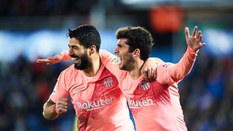 Luis Su&aacute;rez y Ale&ntilde;&aacute; celebran el tanto del Barcelona