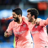 Luis Suárez y Aleñá celebran el tanto del Barcelona
