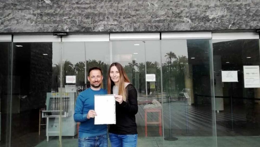 Cristina Martínez y Fernando Durá tras el registro de la candidatura de Ilicitanos por Elche.