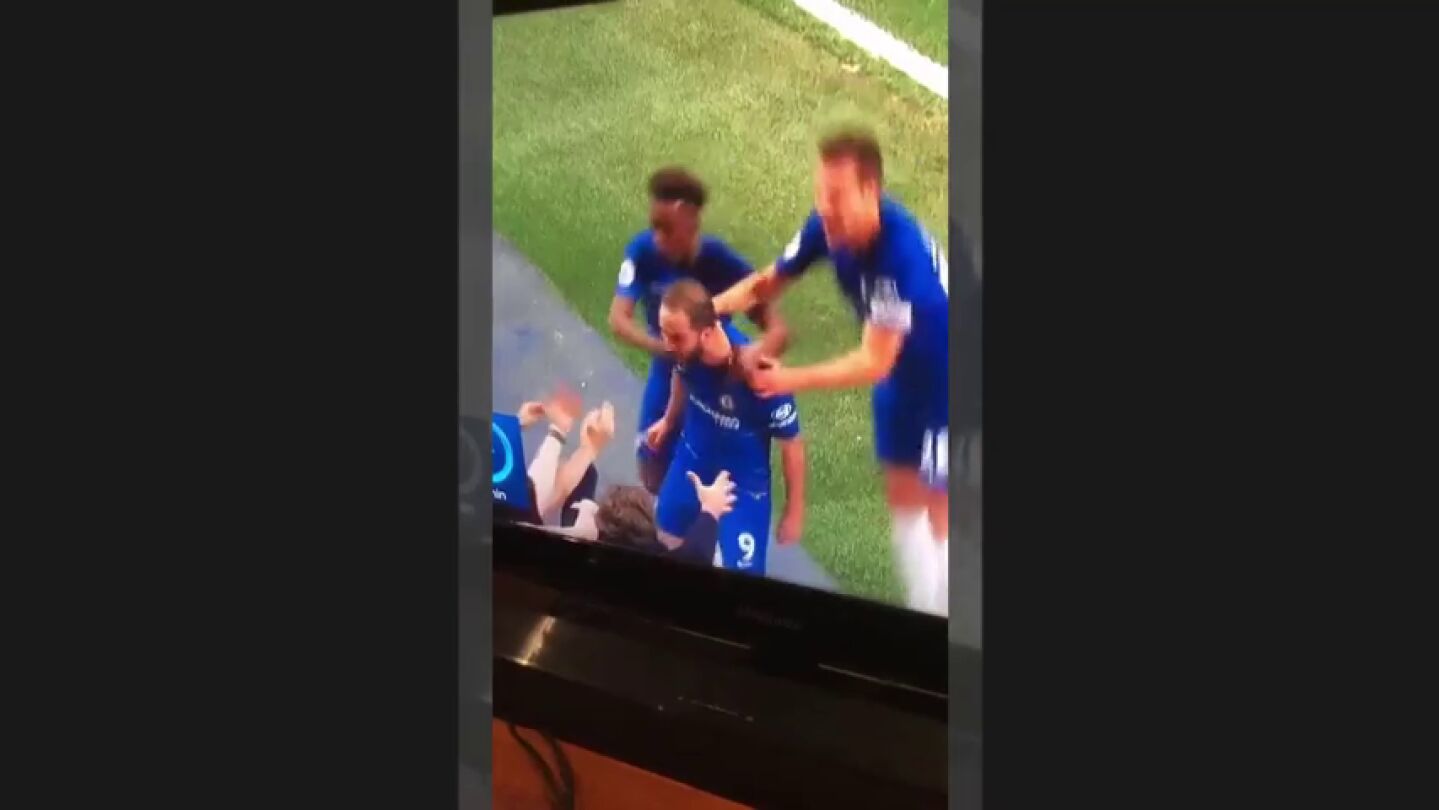 La celebraci&oacute;n m&aacute;s inc&oacute;moda: Higua&iacute;n con una seguidora del Chelsea