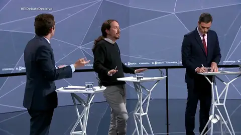 Casado a Sánchez: "Usted a mi no me señala con el dedo en un tema de violencia de género" Casado a Sánchez: "Usted a mi no me señala con el dedo en un tema de violencia de género"