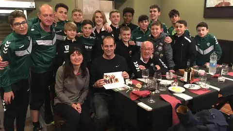 Nolasco rodeado de jugadores infantiles Balonmano