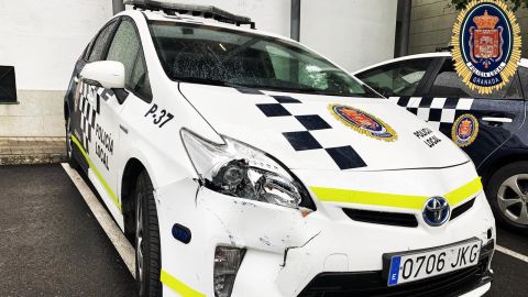Da&ntilde;ados tres veh&iacute;culos policiales tras persecuci&oacute;n 