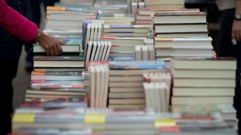 Imagen de un puesto de libros por Sant Jordi en Barcelona