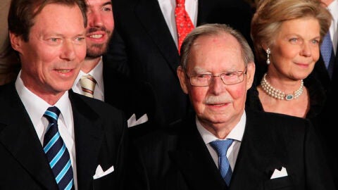 Foto de archivo del gran duque Juan de Luxemburgo (dcha), acompa&ntilde;ado por el gran duque Enrique de Luxemburgo (izq)