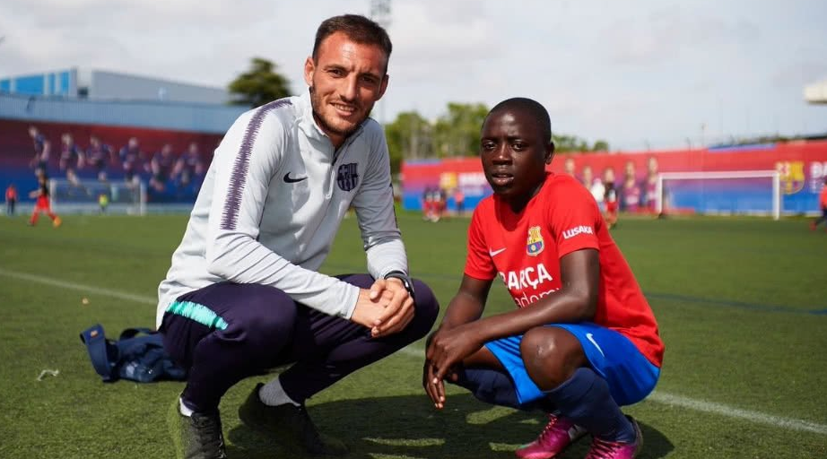 El bonito detalle de Jordi Rovira con un joven de su escuela en Zambia El bonito detalle de Jordi Rovira con un joven de su escuela en Zambia
