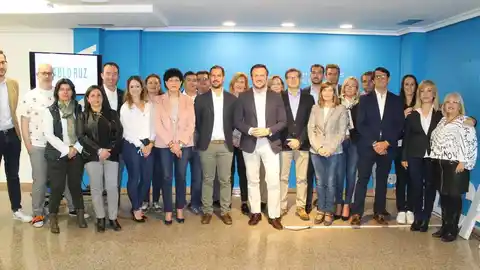 Integrantes de la candidatura del PP en la sede de la agrupación local de Elche. Integrantes de la candidatura del PP en la sede de la agrupación local de Elche.