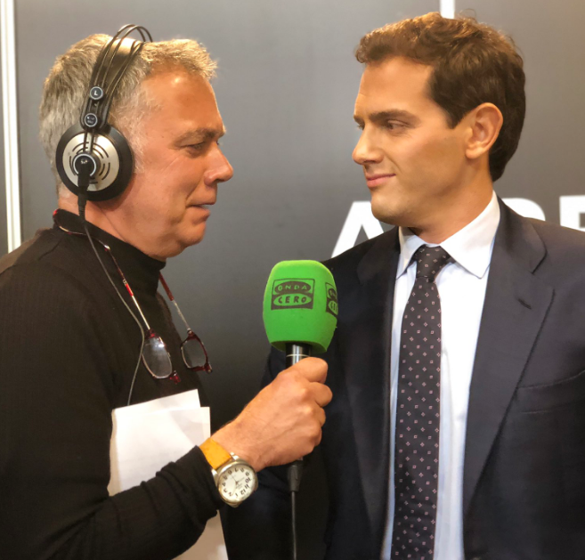 Los cuatro candidatos y los presentadores de 'El Debate Decisivo' comparten con Lucas los nervios y tensiones previas Los cuatro candidatos y los presentadores de 'El Debate Decisivo' comparten con Lucas los nervios y tensiones previas