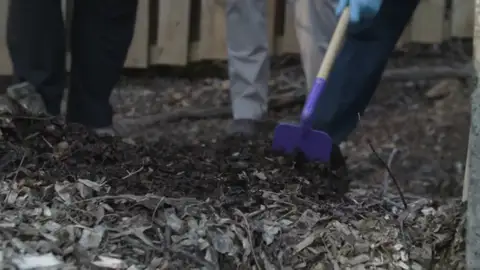 Así funciona la 'composta humana', el proceso que pretende usar a las personas fallecidas como 'abono' para plantar árboles Así funciona la 'composta humana', el proceso que pretende usar a las personas fallecidas como 'abono' para plantar árboles