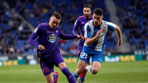 Iago Aspas conduce el bal&oacute;n en el partido frente al Espanyol