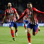 Correa celebra uno de sus goles con el Atlético