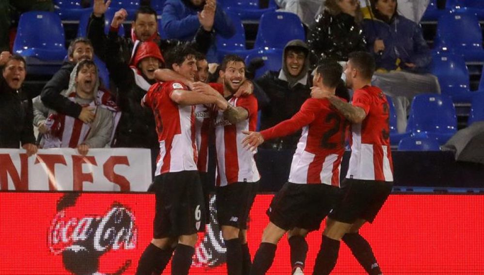 Los jugadores del Athletic celebran un gol en Butarque. 