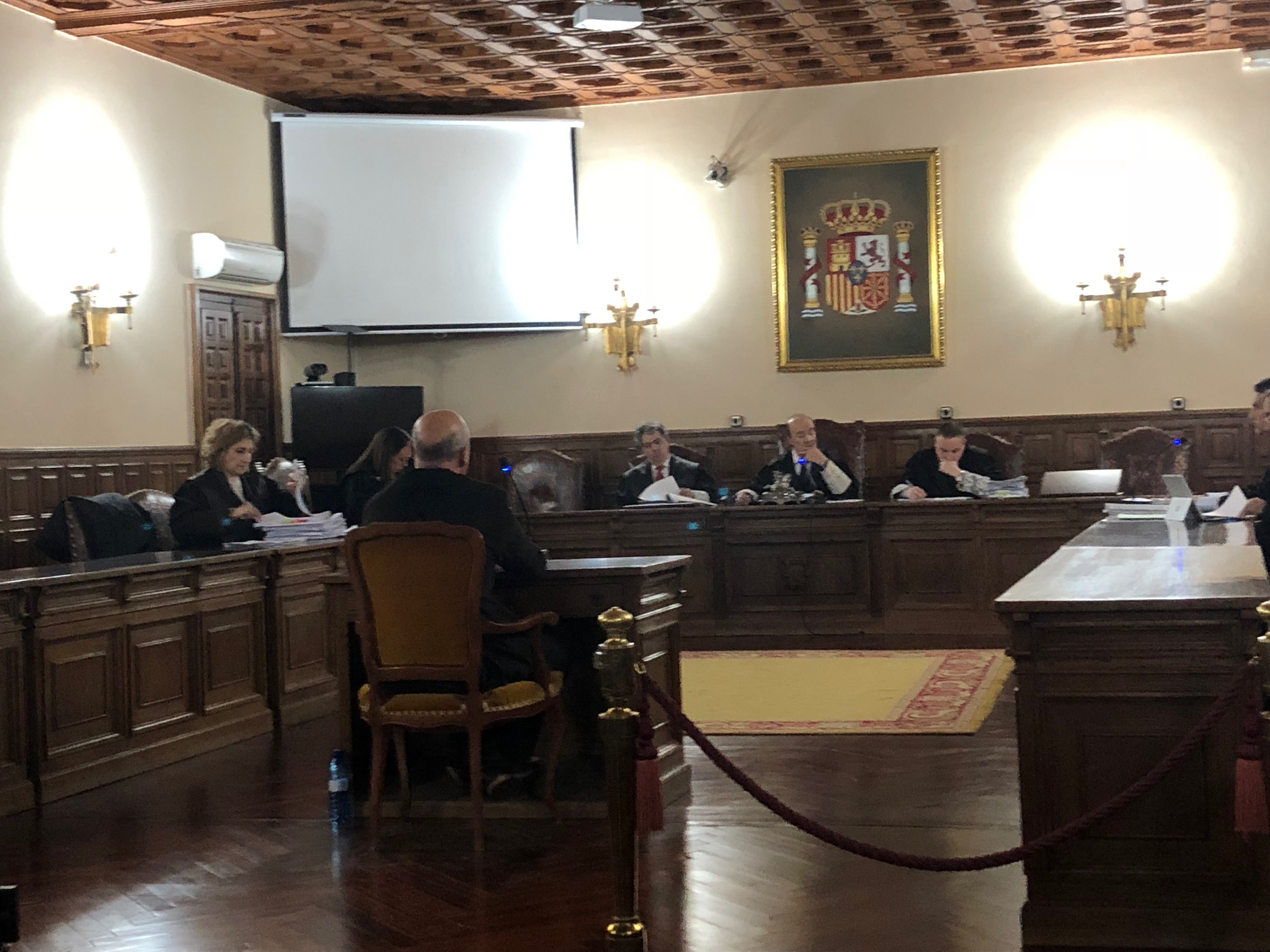 El profesor acusado de abusos a menores reconoce una relación "consentida" con una alumna El profesor acusado de abusos a menores reconoce una relación "consentida" con una alumna