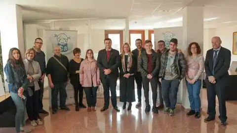 El regidor d´Economia Xavi Ochando ha rebut als 7 treballadors amb discapacitats diferents. Els treballadors s´incorporaran en els departaments d´Educació o Ermita.