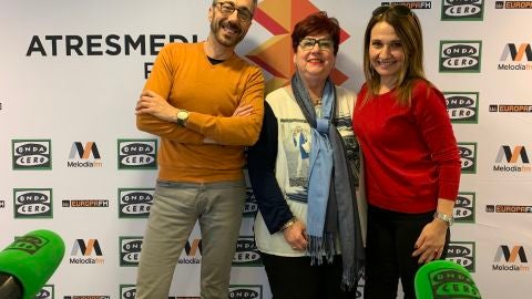 Juli&aacute;n Vigara, Lola de la Cruz y Mari Paz Mart&iacute;nez, posan delante del Photocall de Onda Cero
