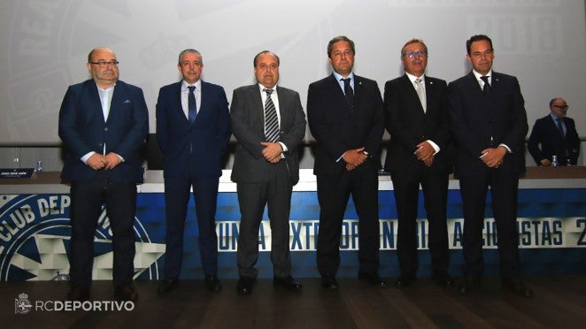 Tino obligó a renunciar a todos los consejeros y hoy acudió a la Ciudad Deportiva de Abegondo Tino obligó a renunciar a todos los consejeros y hoy acudió a la Ciudad Deportiva de Abegondo