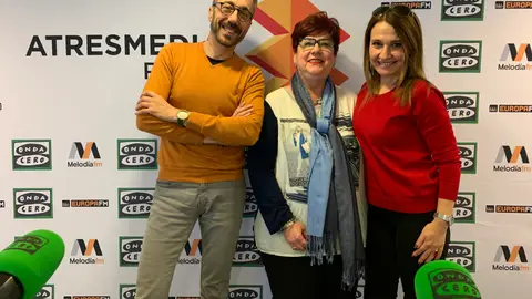 Julián Vigara, Lola de la Cruz y Mª Paz Martínez, posan delante del photocall de Atresmedia La Barraca de Onda Cero